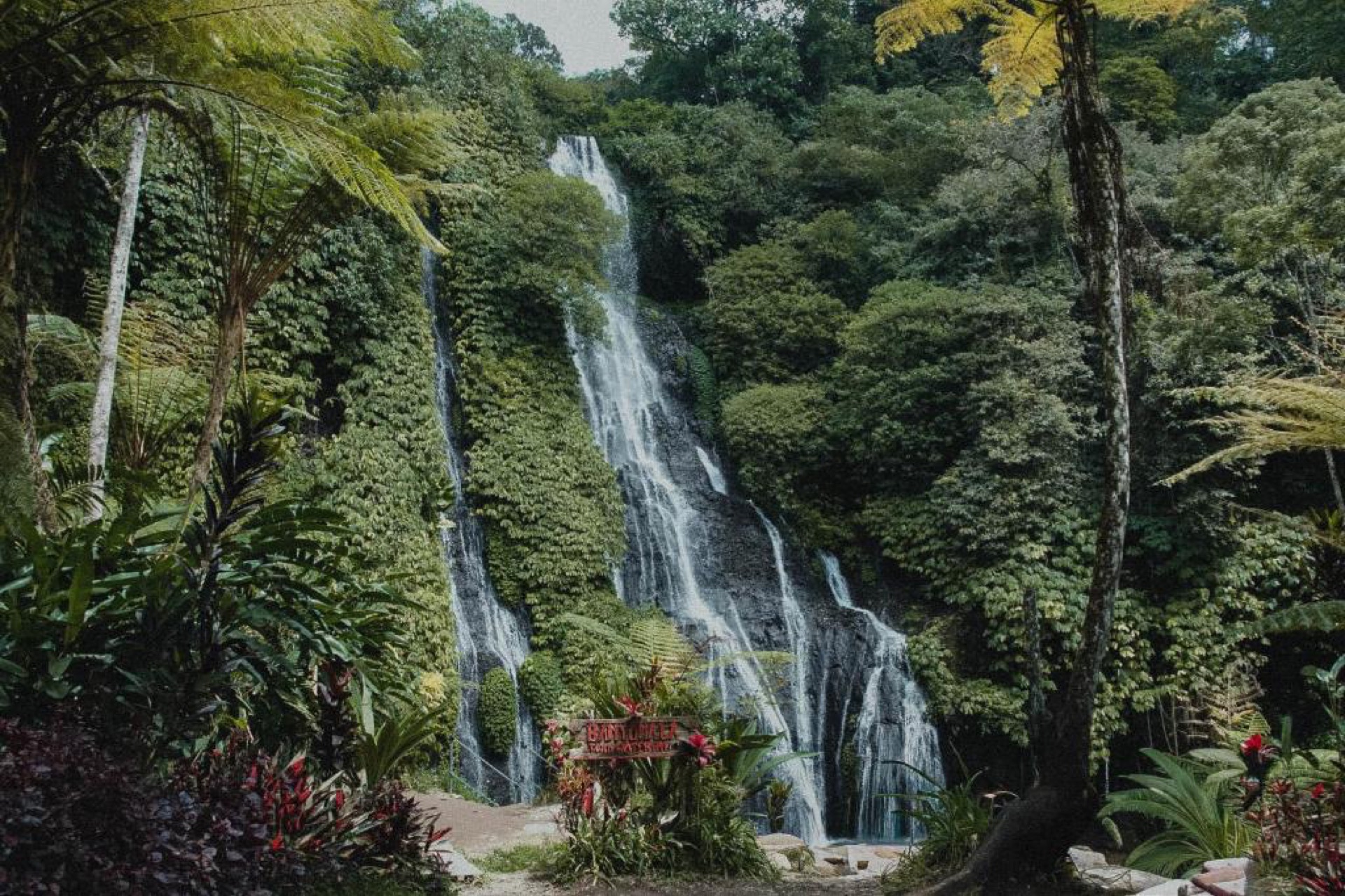 Cascada en la selva de Munduk