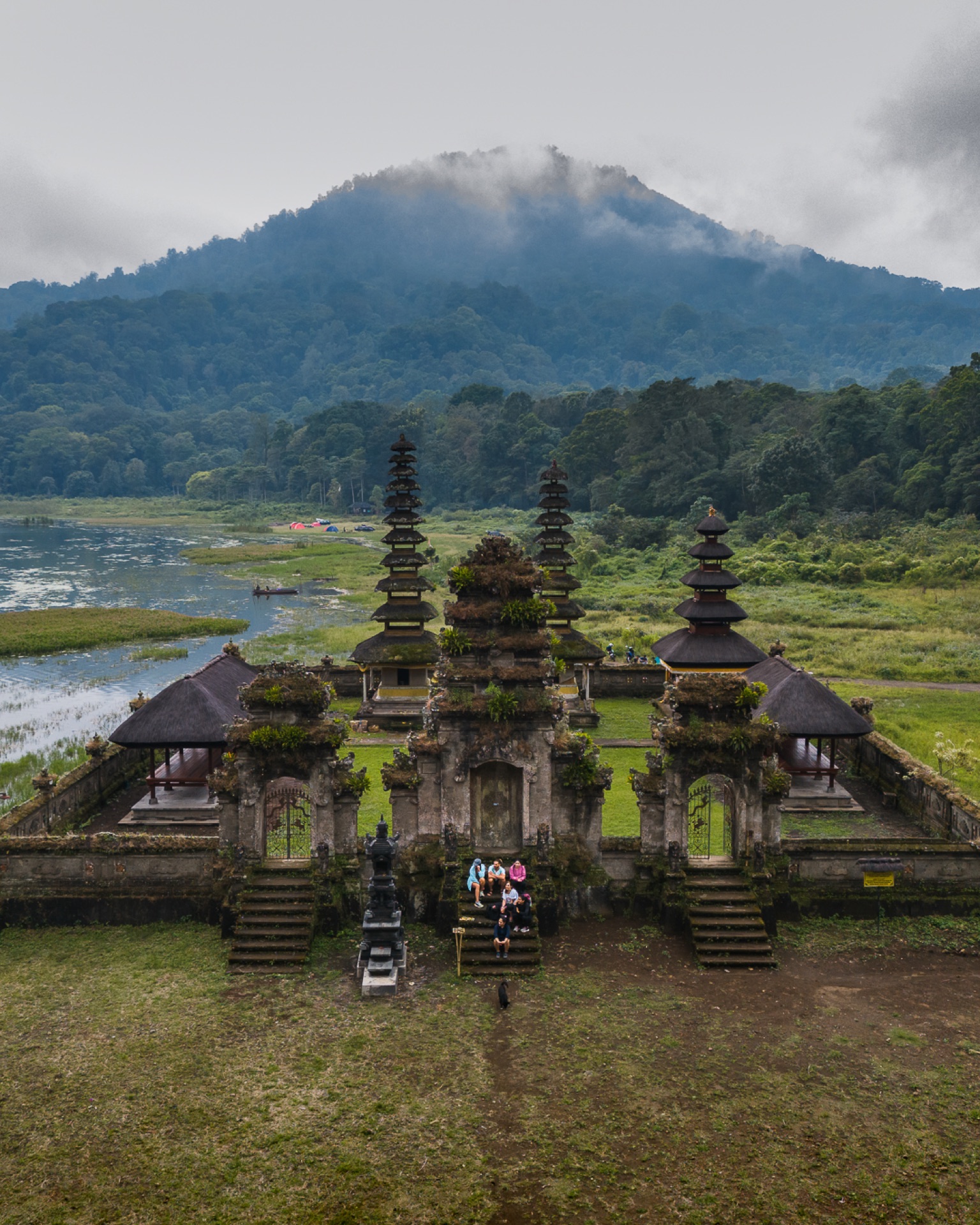 Templo junto al lago y montañas de Munduk